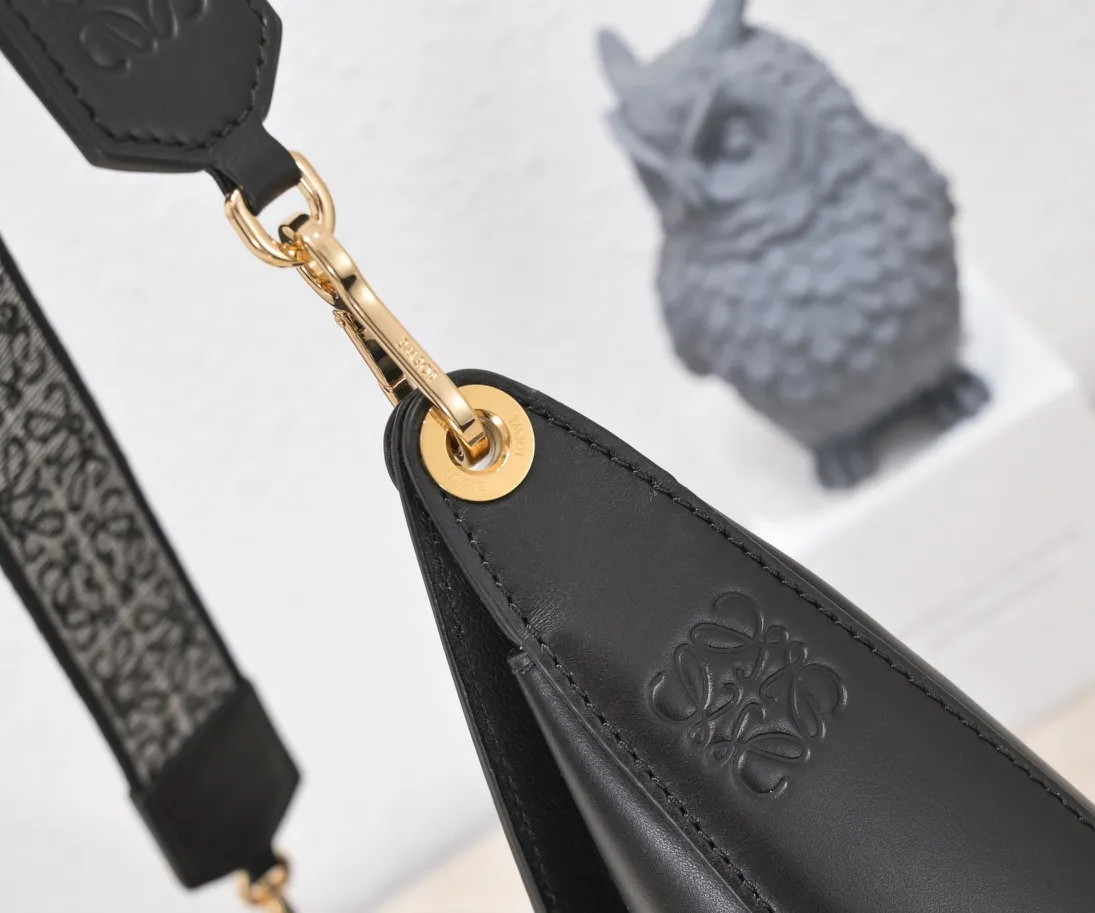 Black, top quality original. The smooth crescent shape of the L Luna series moon bag not only elongates the proportions of the whole person without getting stuck on the upper body, but also feels particularly comfortable. The wide shoulder strap design does not press the shoulder buckle opening, making it easier to open and close. The internal capacity is also large, and sunglasses and folding umbrellas can be easily arranged with sliding hanging loops hidden on both sides. Shoulder straps or hanging accessories can be attached, making it convenient for various occasions. It is a bag that shows off its temperament and is highly used in daily life! Luo Yiwei size: 29*27*8cm: model: 8891#